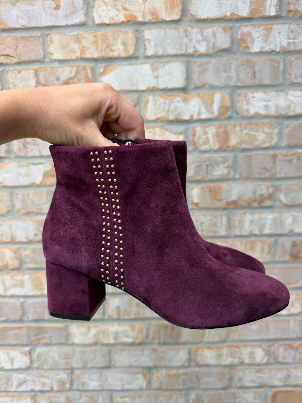 WHITE HOUSE BLACK MARKET sz8 Zeek Plum studded suede booties